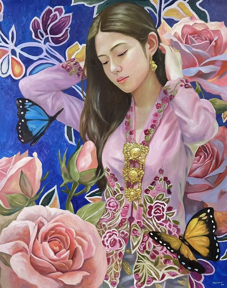 ภาพเขียนหญิงสาวสวมเสื้อเคบายาสีชมพูปักลายดอก ติดเข็มกลัดโกสังทองสามชิ้นเรียงกลางอก พื้นหลังสีน้ำเงินและดอกกุหลาบ